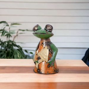 petite grenouille en métal recyclé