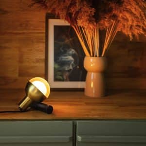 lampe à poser dorée et noire